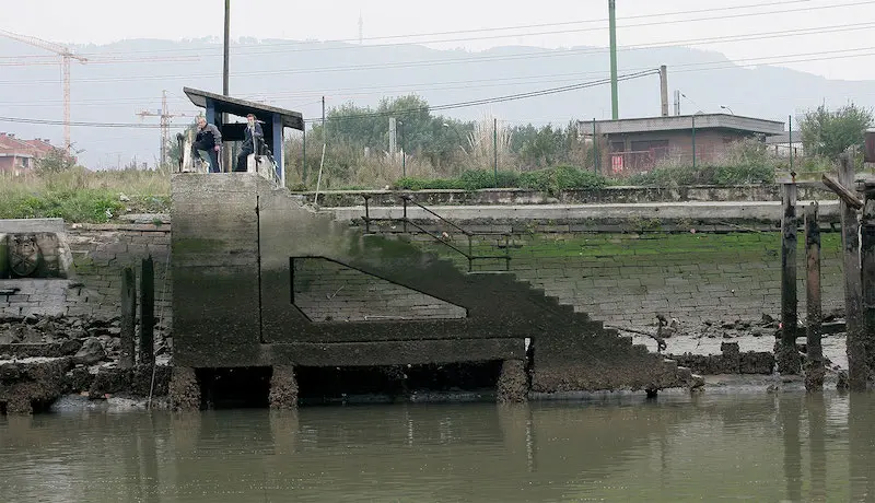 Pescadores utilizando uno de los puntos de cruce en los que se podía coger el bote que unía los márgenes de la Ría.