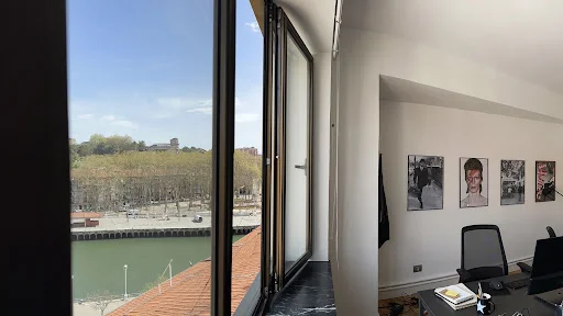 Vista del estudio con la ría de Bilbao al fondo