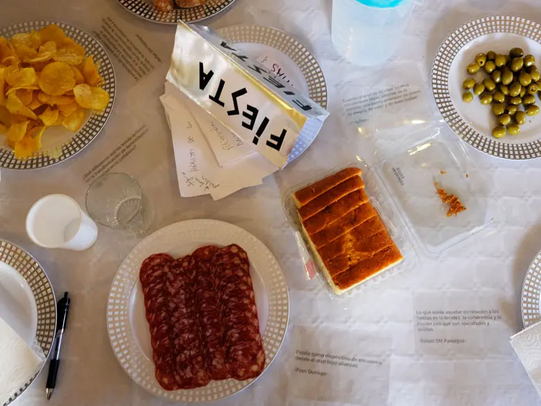 Imagen de la mesa con la comida para la primera fiesta La nueva energía de Ariñez.