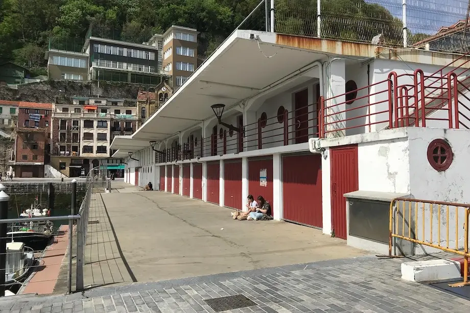 Vista trasera del edifico de Kofradia en el puerto de Donosti