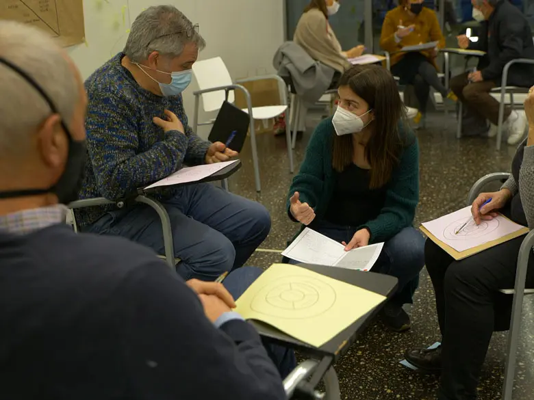 Fotografía de uno de los talleres de trabajo en la que se ve a las diferentes personas que participaron