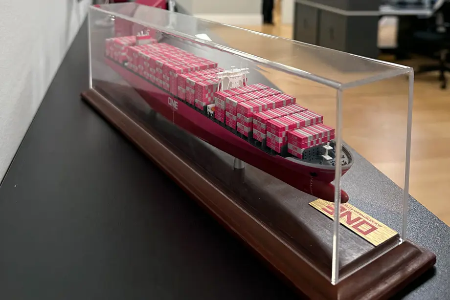 maqueta de barco ONE con mesas de trabajo al fondo