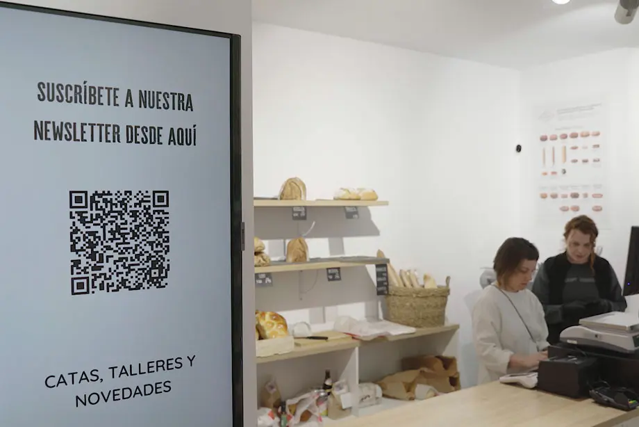 imagen en la que se muestra pantalla digital que transmite propuesta de valor en la tienda de la Manducateca