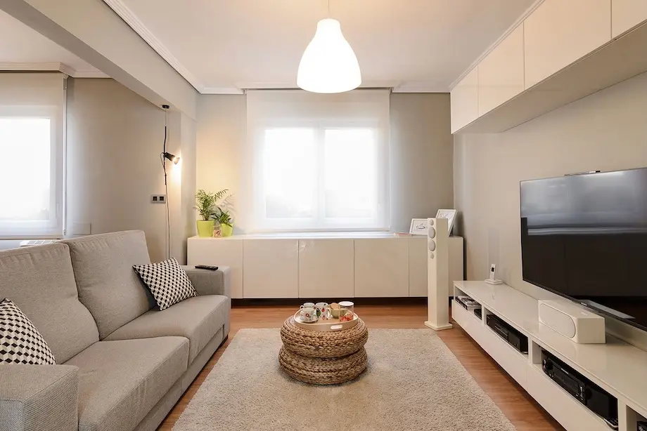 Vista de la cocina y sala perteneciente a una reforma de vivienda en Sestao