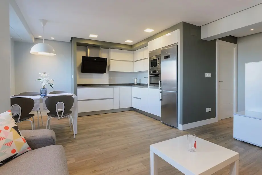 Vista de la cocina y sala perteneciente a una reforma de vivienda en Sestao